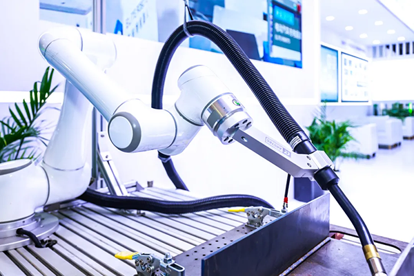 结合G22恒峰EC66协作机器人，了解工业焊接机器人的需求